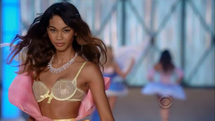 Chanel Iman les seins sont visibles 77