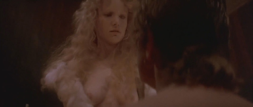 Jennifer Jason Leigh les seins sont visibles 82