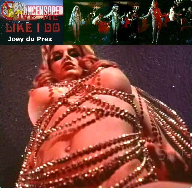 Joey DuPrez les seins sont visibles 24