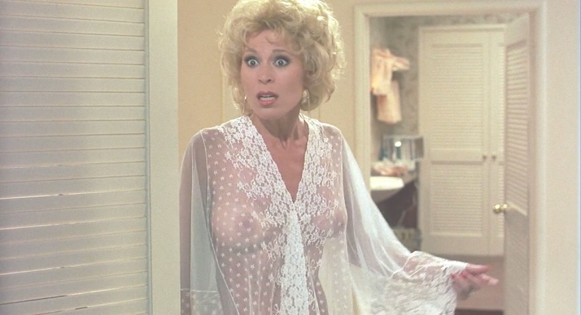 Leslie Easterbrook en jupe courte 84