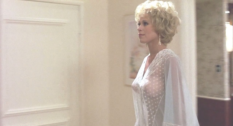 Leslie Easterbrook en jupe courte 93