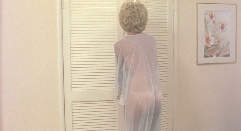 Leslie Easterbrook les fesses sont visibles 54