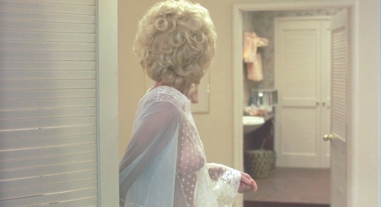 Leslie Easterbrook les fesses sont visibles 99