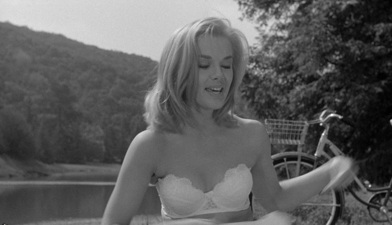 Leslie Parrish les fesses sont visibles