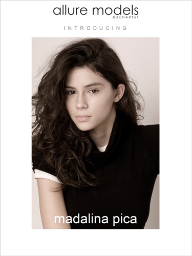 Madalina Pica dans sous-vêtements