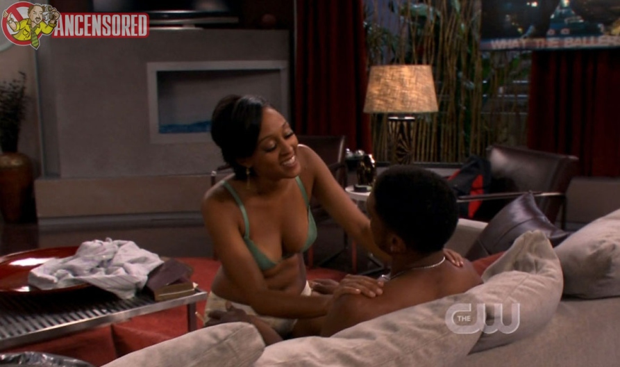 Tia Mowry seins