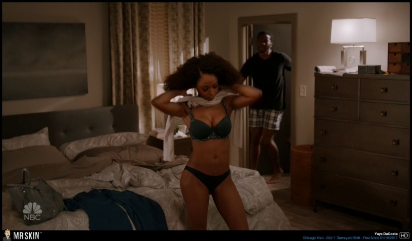 Yaya DaCosta la photo clignote entre les jambes 47